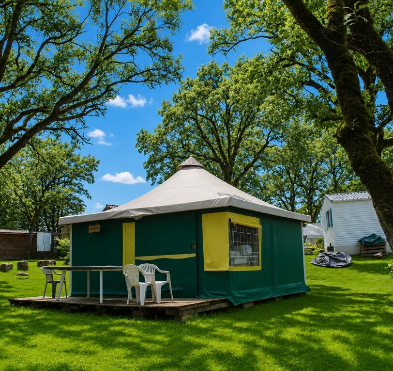 Vue extérieure du bungalow toilé avec terrasse en bois, Le Basilic, en location dans le Lot au camping le Bel Air