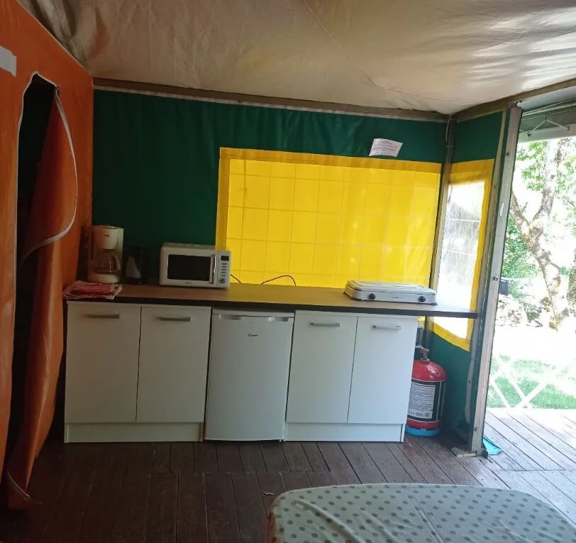 La cuisine du bungalow toilé, Le Basilic, en location dans le Lot au camping le Bel Air
