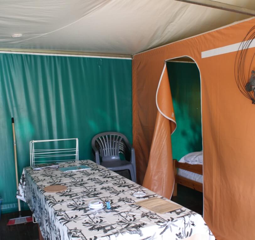 Chambre du bungalow toilé, Le Basilic, en location dans le Lot au camping le Bel Air