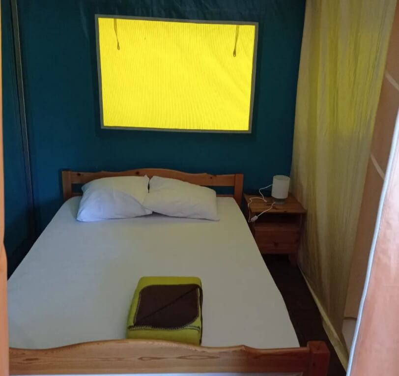 Chambre avec lit 1 place du bungalow toilé, Le Basilic, en location dans le Lot au camping le Bel Air
