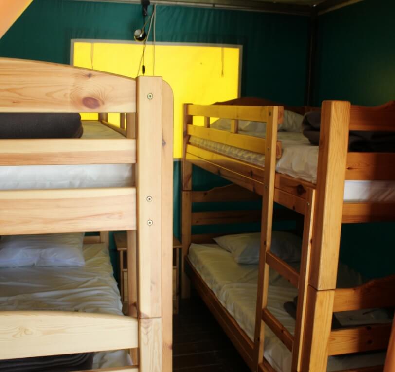 Chambre avec deux lits superposés du bungalow toilé, Le Basilic, en location dans le Lot au camping le Bel Air