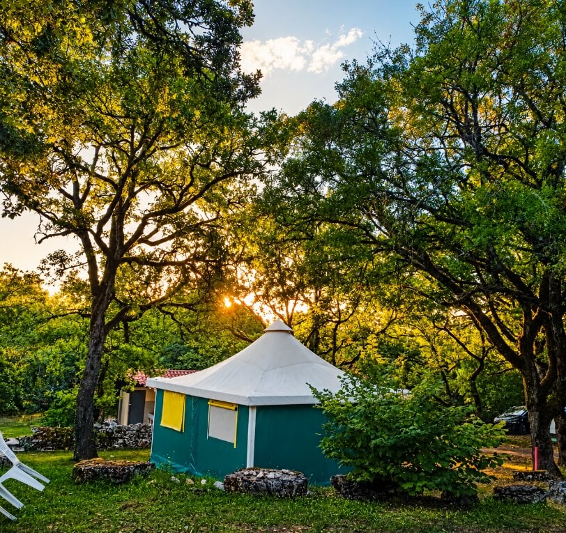 Vue extérieure du bungalow toilé, Le Basilic, en location dans le Lot au camping le Bel Air