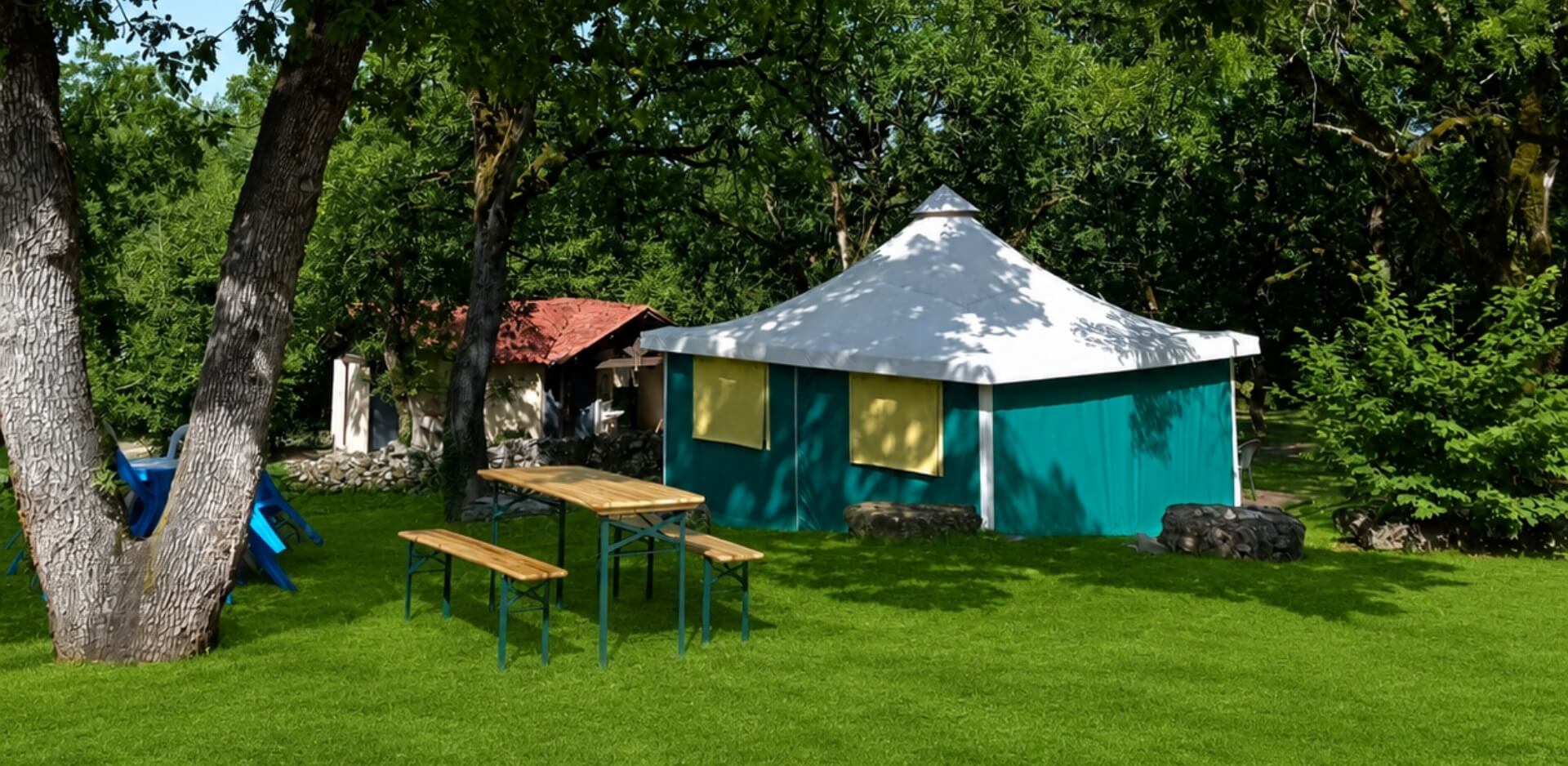 Vue extérieure du bungalow toilé en location au camping dans le Lot, Le Bel Air