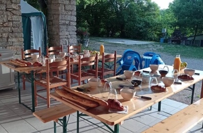 Petit-déjeuner servi au snack du camping dans le Lot Le Bel Air près de Cahors