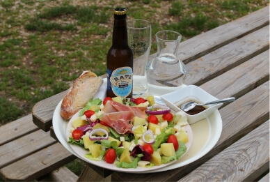 Salade composée servie au snack du camping dans le Lot Le Bel Air près de Cahors