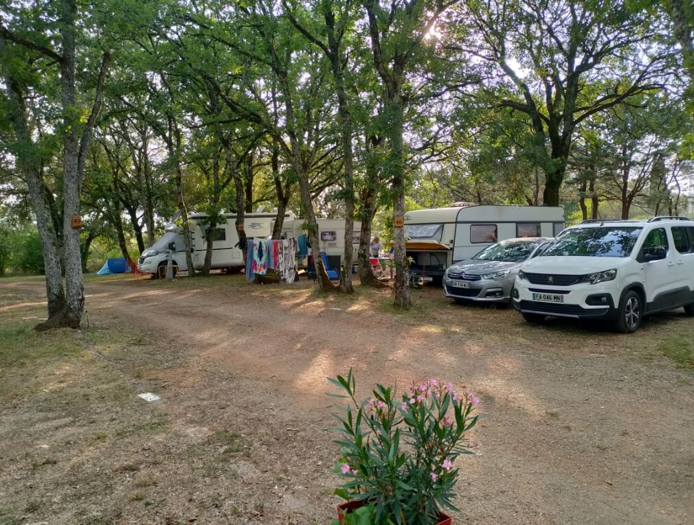 Emplacements camping dans le Lot pour caravane, en location au camping Le Bel Air