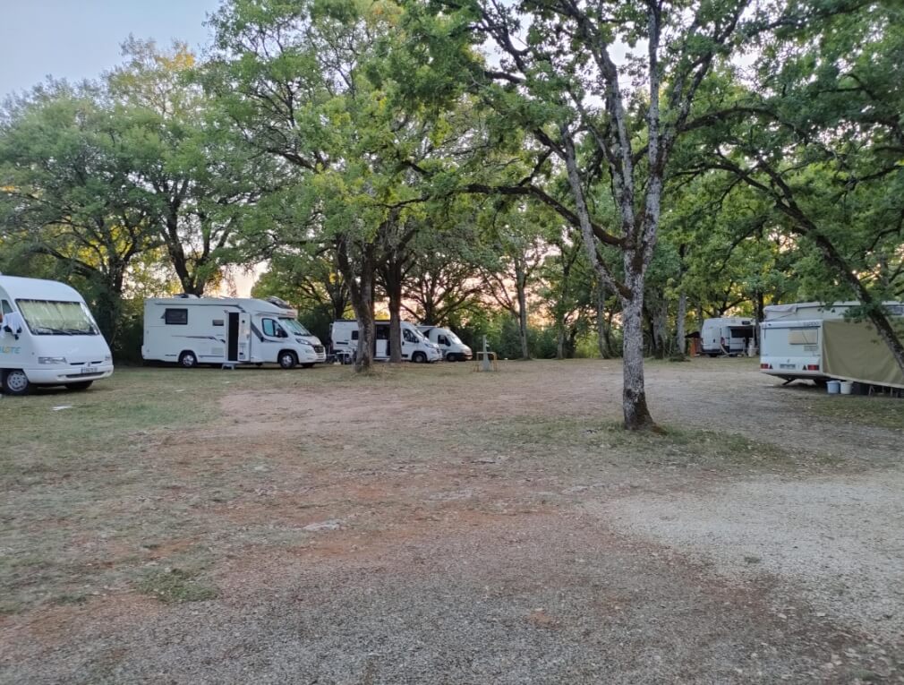 Emplacements camping dans le Lot pour camping-car en location au camping Le Bel Air