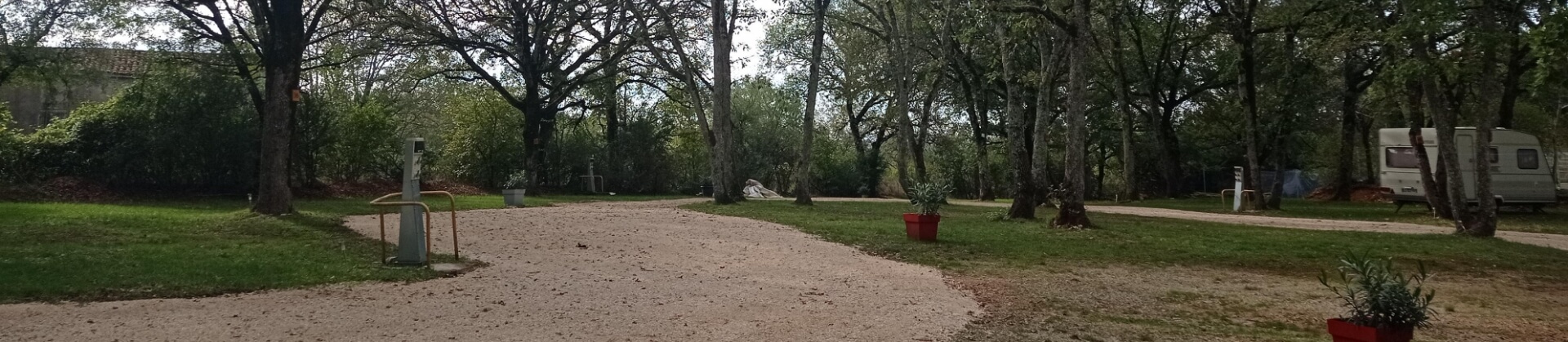 Allée des emplacements camping dans le Lot en location au camping Le Bel Air