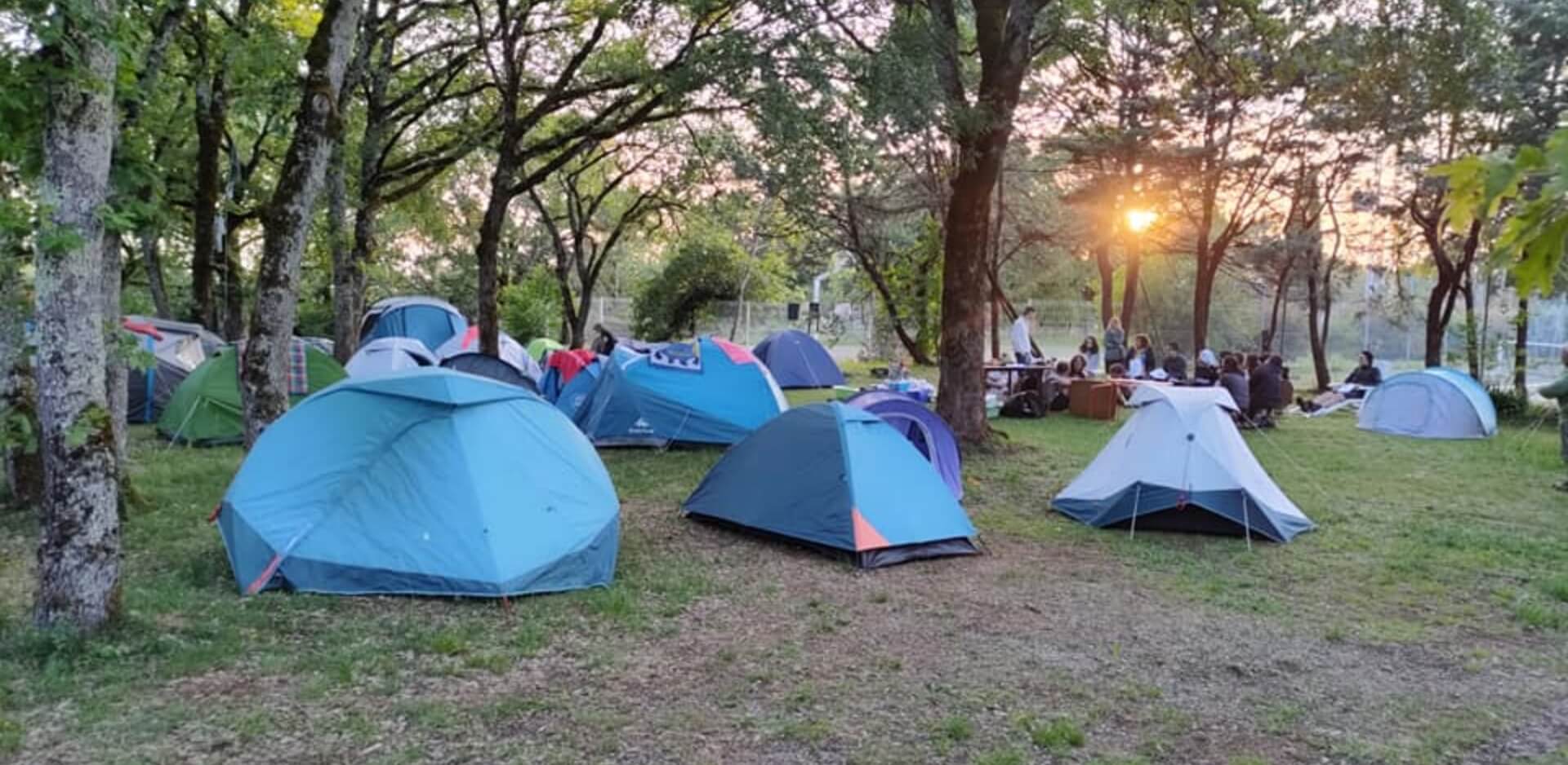 Emplacement camping dans le Lot pour tentes en location au camping Le Bel Air