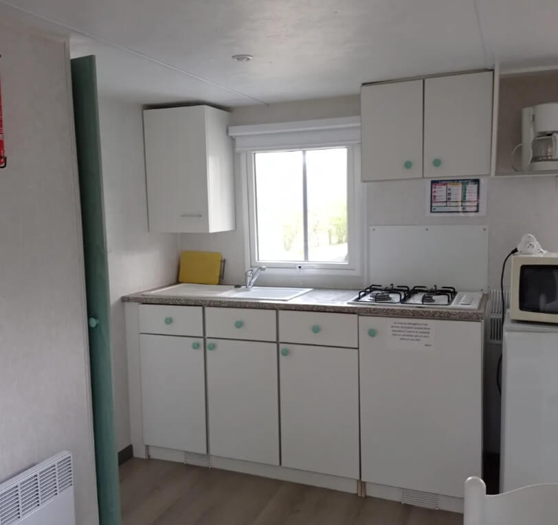 Kitchens in the ‘Le Laurier’ and ‘Le Palmier’ mobile homes available for hire at Le Bel Air campsite in the Lot