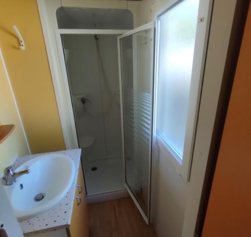 Shower rooms in the ‘Le Laurier’ and ‘Le Palmier’ mobile homes available to rent at Le Bel Air campsite in the Lot