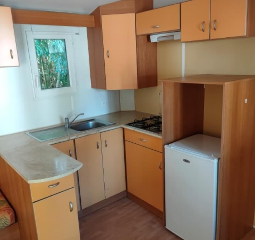 The kitchens in the ‘Le Truffier’, ‘Le Cornouiller’, ‘Le Noisetier’ and ‘L’Olivier’ mobile homes available to rent at Le Bel Air campsite in the Lot