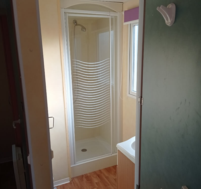 Shower rooms in the ‘Le Truffier’, ‘Le Cornouiller’, ‘Le Noisetier’ and ‘L’Olivier’ mobile homes available for hire at Le Bel Air campsite in the Lot