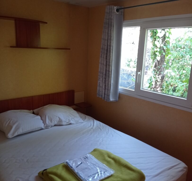 Double bedroom in the ‘Le Figuier’ mobile homes available to rent at Le Bel Air campsite in the Lot