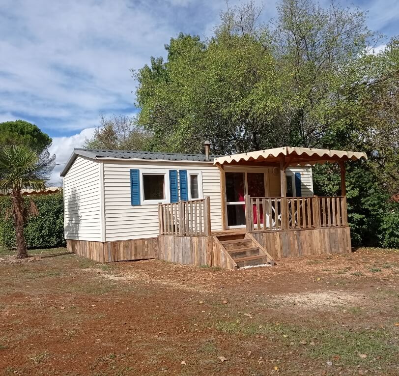 Shower room in the ‘Le Figuier’ mobile homes available to rent at Le Bel Air campsite in the Lot