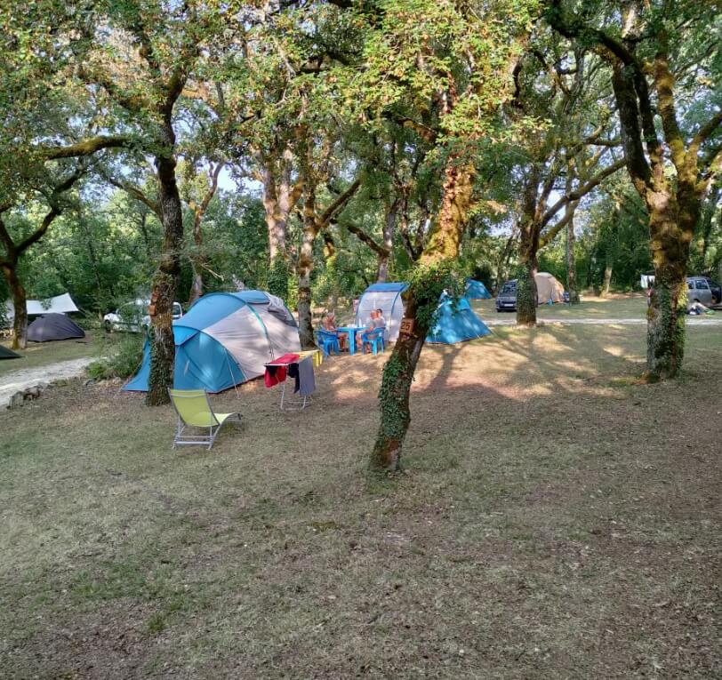 Emplacement pour toiles de tente prêtes à dormir au camping le Bel Air dans le Lot